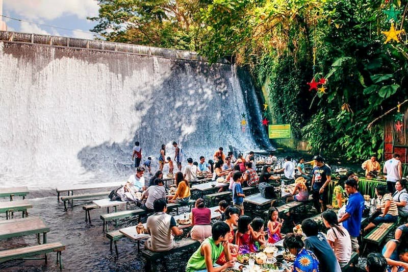 <strong> Labassin Waterfall Restaurant, Philippines</strong> 